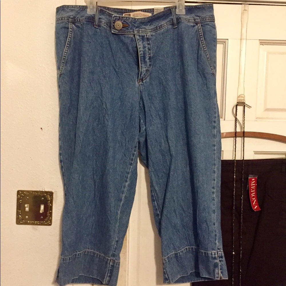 Wide leg cotton crop with trouser waistline.